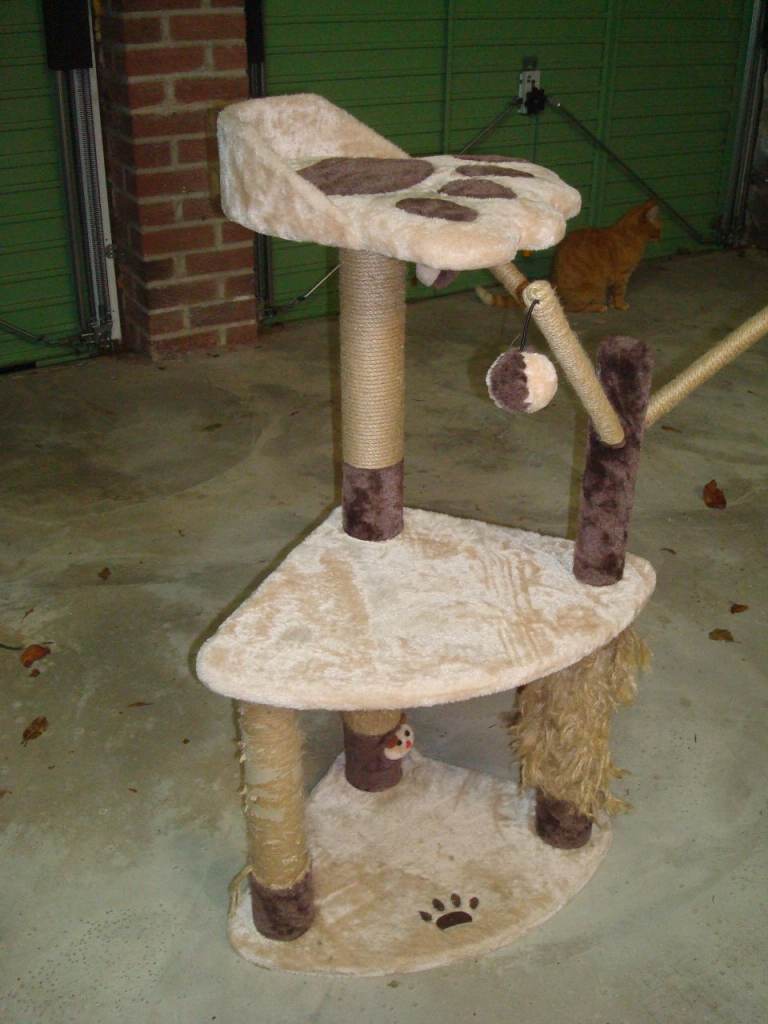 USED CAT PLAY TOWER FOR SPARE OR REPAIR