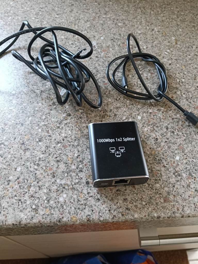1000Mbps 1x2 Splitter with Cables – Good Condition