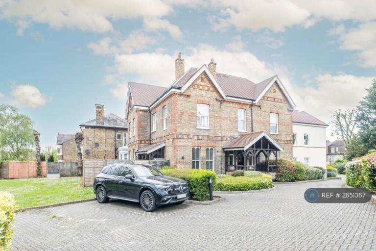 2 bedroom flat in Castlebar Park, London, W5 (2 bed) (#2851367)