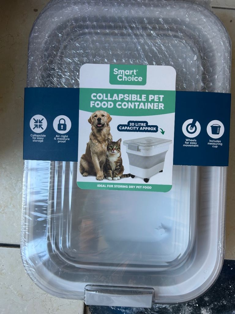 NEW large airtight Dog/Cat/Pet food container on wheels inc scoop