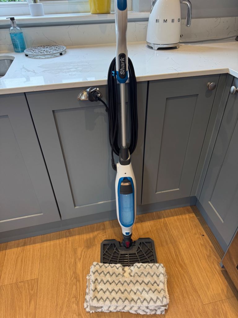 Shark Klik n’ Flip Automatic Steam Mop. Perfect Condition. 