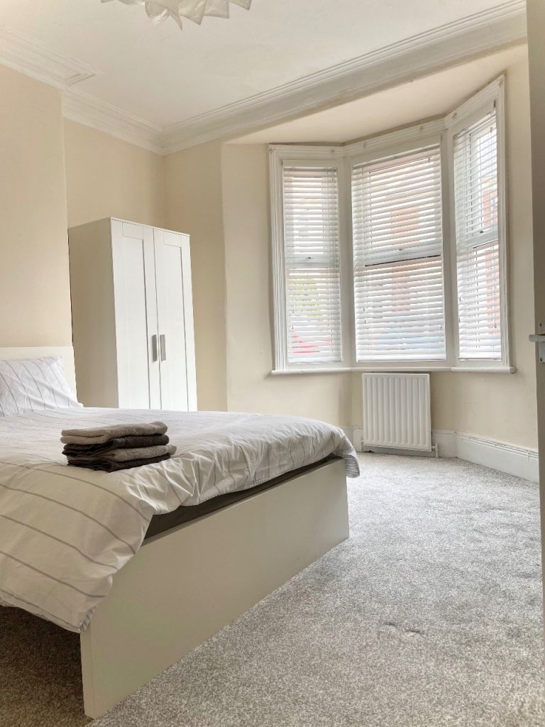 Attractive 2 bed ground floor apartment ready to move in