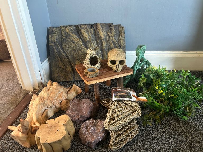 Reptiles ornaments and hides 