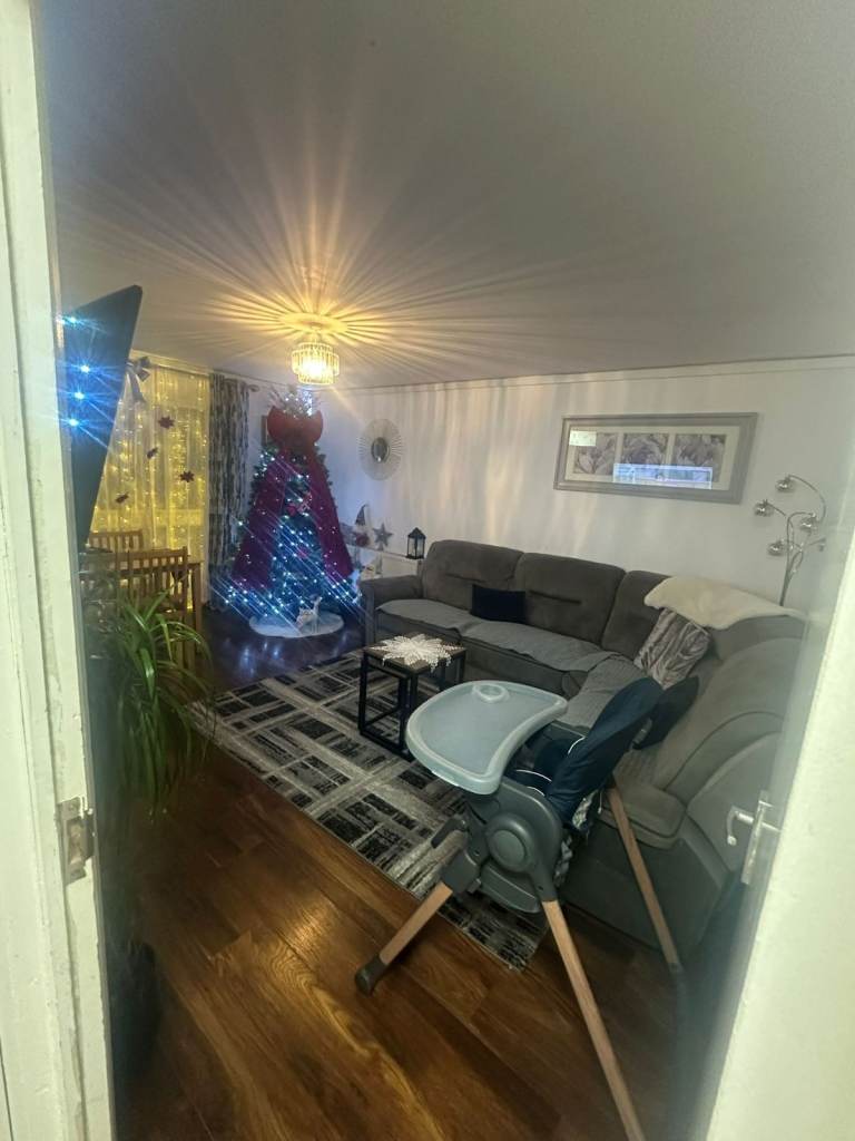 Available Immediately – Beautiful 2-Bedroom Flat