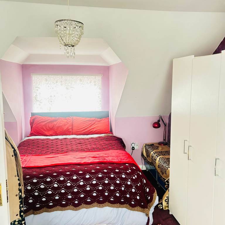 NEAT DOUBLE ROOM in Hornchurch, RM13 8NH FOR £750pcm (Your own toilet) AVAILABLE NOW !!!