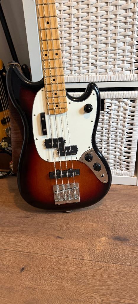 SWAP ! Fender Mustang Bass Guitar 