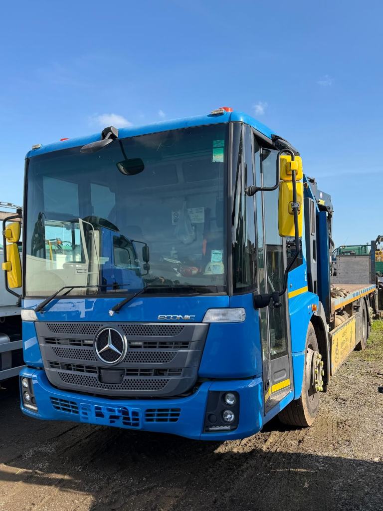 207 Mercedes-Benz ECONIC FLATBED 26T WITH HMF 1430 CRANE