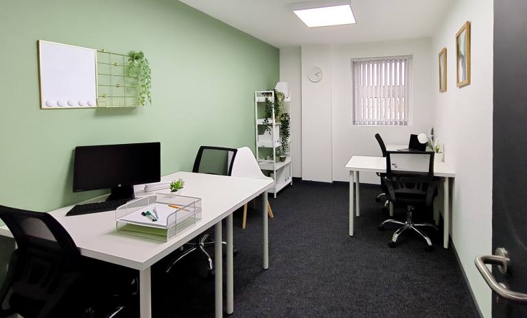 Wakefield - WF2 7AZ \ Office Space for Rent with 5 Desks