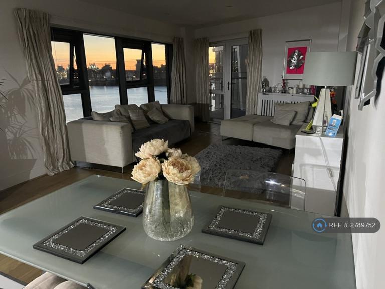 2 bedroom flat in Centenary Plaza, Southampton, SO19 (2 bed) (#2789752)