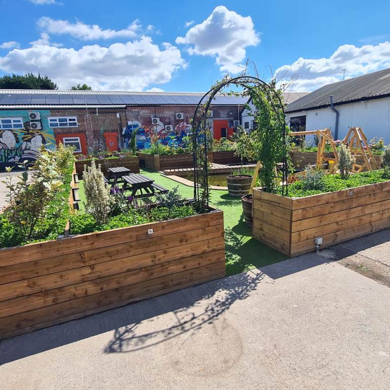 End-of-year savings: Take a unit now and save 40% for 3 months - Rent your space today!