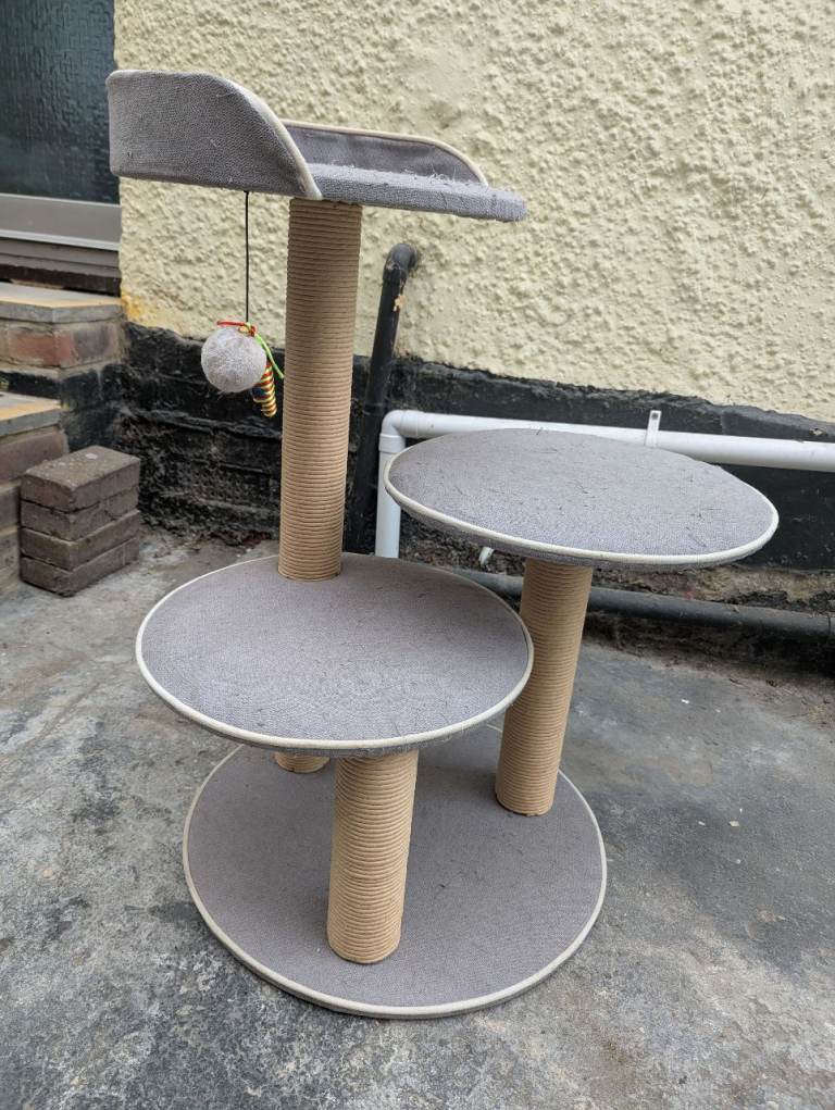 Cat scratching with platforms and grey felt cat bed with zip