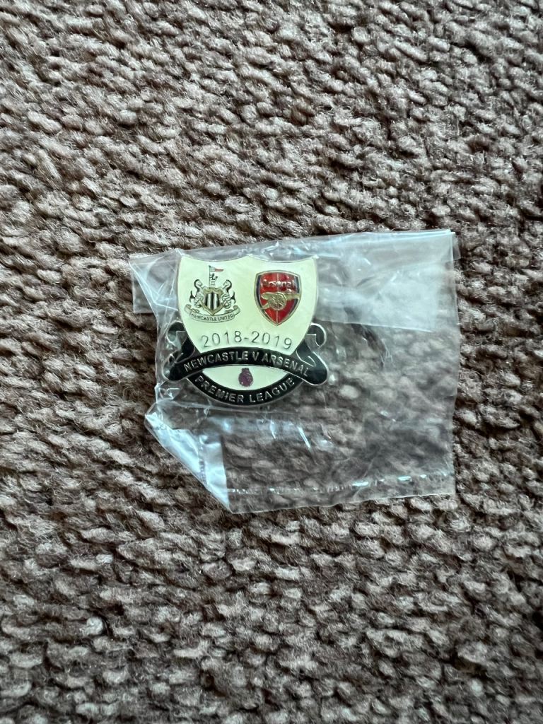 Newcastle united v Arsenal 2018-2019 Season pin badge New  Brand new