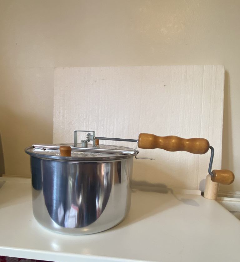 Popcorn maker The genuine Whirlry pop . 