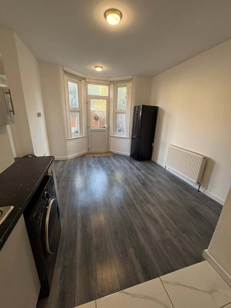 2 BED GF FLAT IN E11- £1850