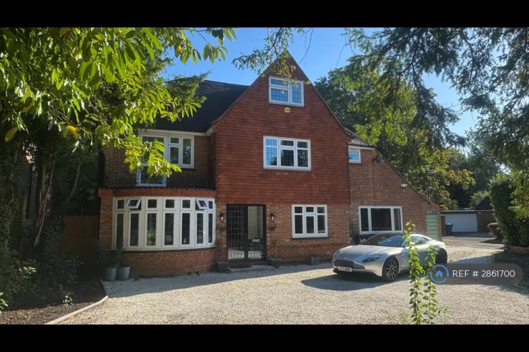 4 bedroom house in Middle Hill, Egham, TW20 (4 bed) (#2861700)