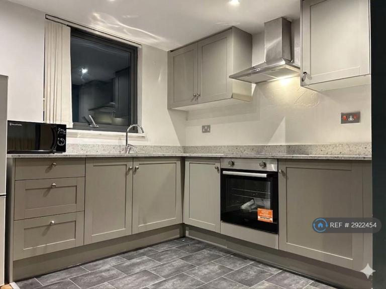 2 bedroom flat in Hulme High Street, Manchester, M15 (2 bed) (#2922454)
