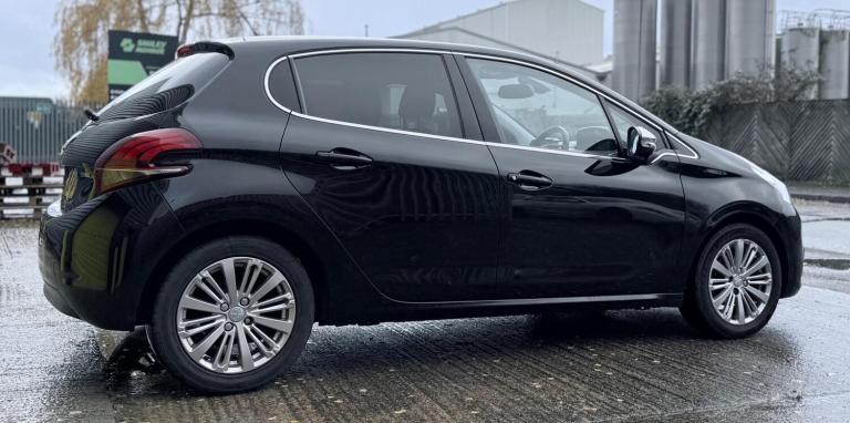 2017 Peugeot 208 1.2 PureTech Allure Euro 6 5dr HATCHBACK Petrol Manual