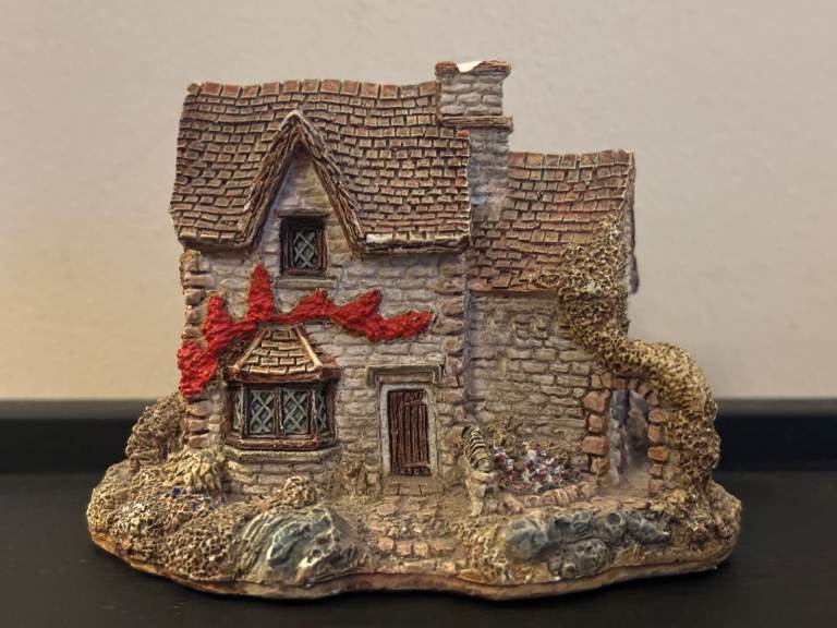 Beautiful Lilliput Lane 'Victoria Cottage' Handmade Model Cottage House