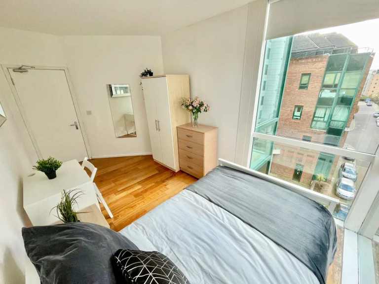✨ CHARMING DOUBLE ROOM AVAILABLE IN GREENWICH ⭐