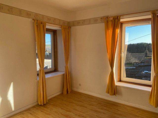 Sunny one bedroom flat with lovely views in Errol