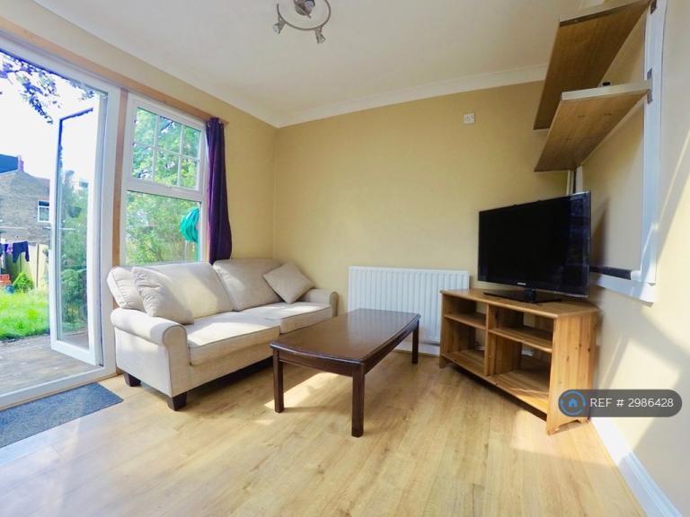 5 bedroom house in Homefarm Road, London, W7 (5 bed) (#2986428)