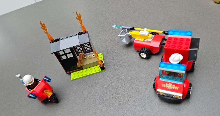 Lego juniors 10740 Fire Patrol Suitcase