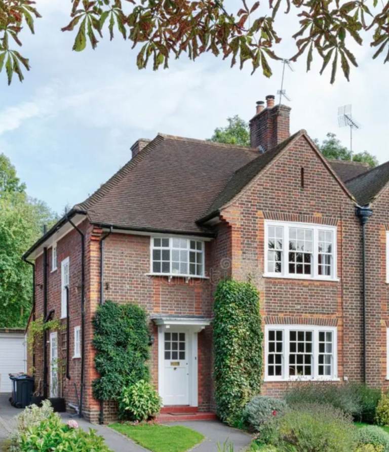 URGENT!! Family of 3, looking for a 3/4 bedroom property to rent