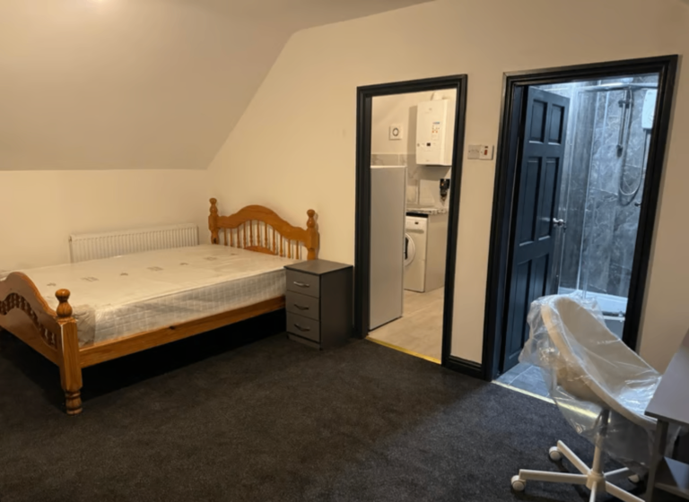 Modern 1-Bedroom Flat | Furnished | Fitted Kitchen | Parking | Burley Street, Leeds - LS3