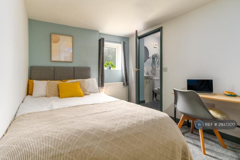 1 bedroom in Silkhey Grove, Manchester, M28 (#2937300)