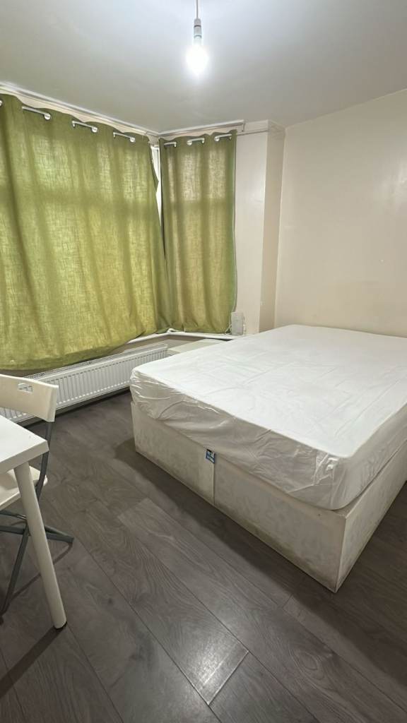 A Beautiful ensuite room in Whitby  Gardens