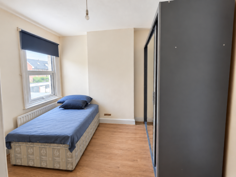🏠 Furnished Double Room to Rent – Frimley, Camberley 