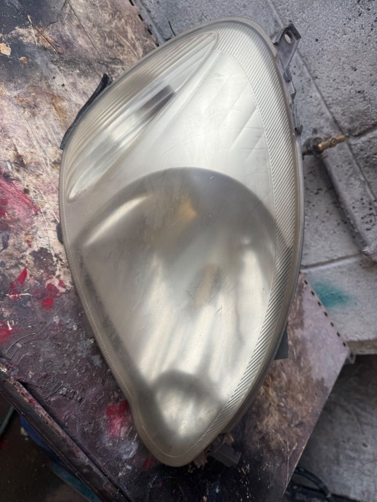2004 Toyota Yaris driver side headlight 