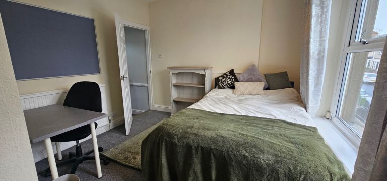 REPLACEMENT TENANT NEEDED, 1 tenant in a 3-bed student house
