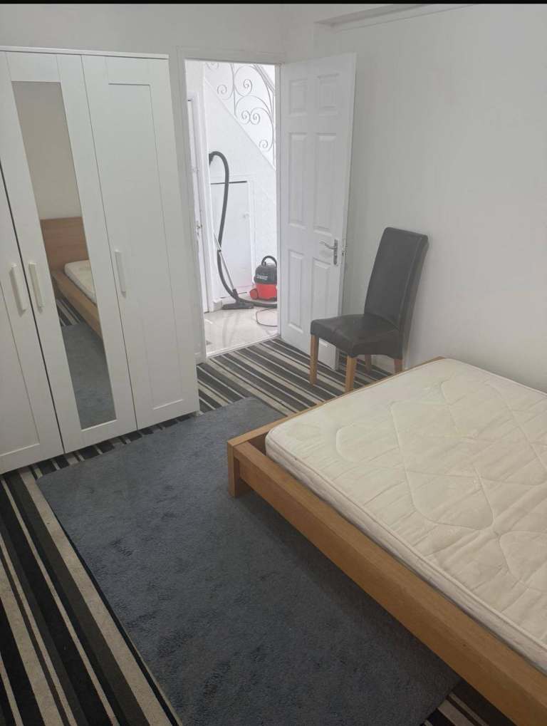 Spacious & Cosy double room for rent CR4 3JP