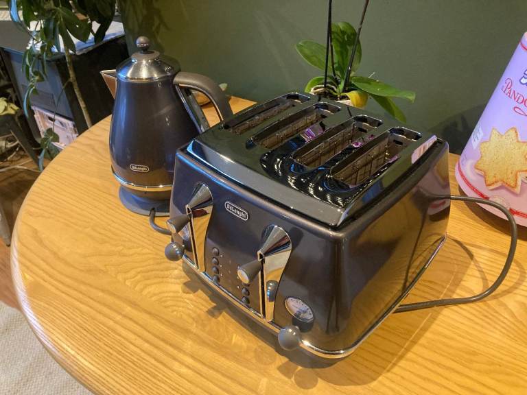 Delonghi toaster and kettle set for sale