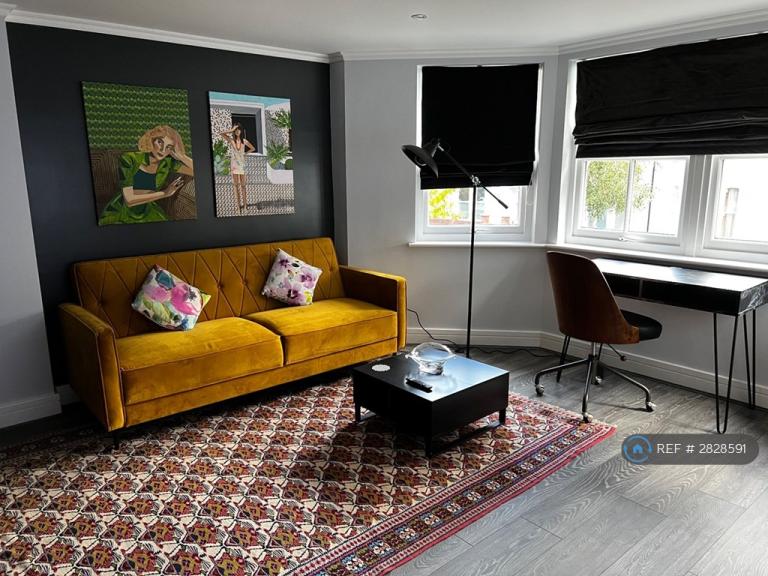 1 bedroom flat in Jubilee Mansions, London, W14 (1 bed) (#2828591)