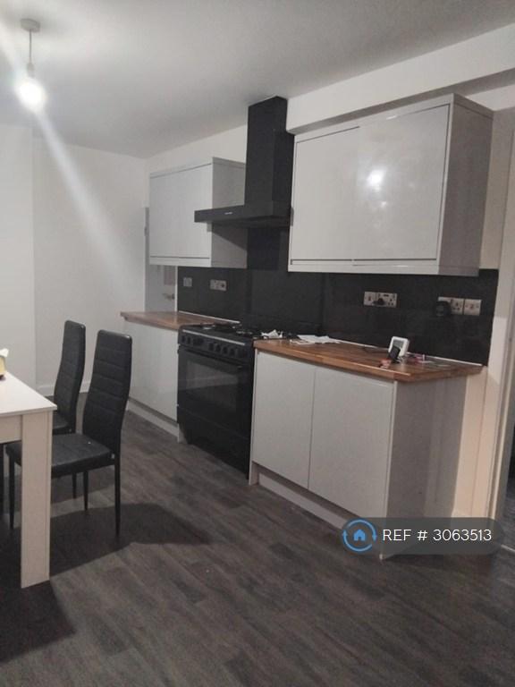 6 bedroom house in Vicarage Farm Road, Hounslow, TW5 (6 bed) (#3063513)