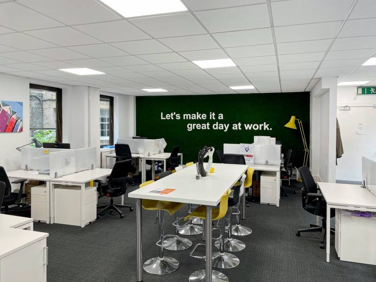 Edinburgh - EH2 3ES \ Desk Space Available in a Coworking Environment