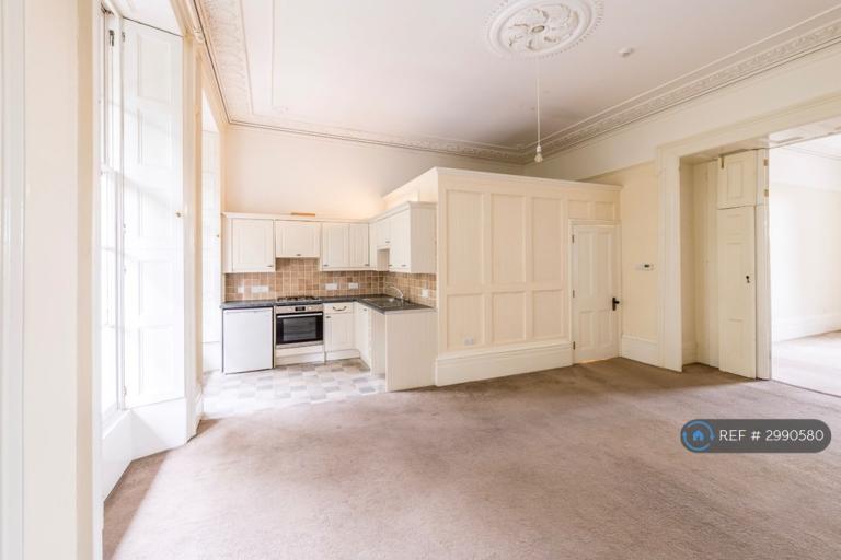 2 bedroom flat in Caledonia Place, Bristol, BS8 (2 bed) (#2990580)