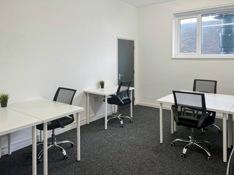 Leeds - LS17 7HW \ Move-In Ready Office for 3 Workstations