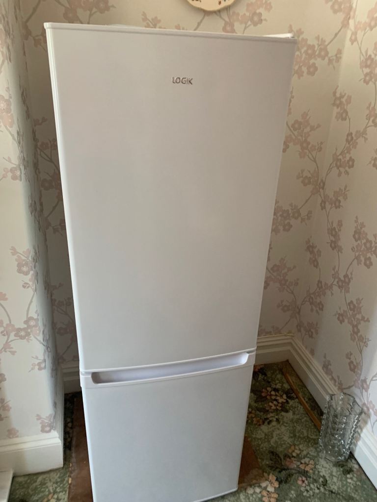 LOGIK White Freestanding Fridge Freezer – Good Condition