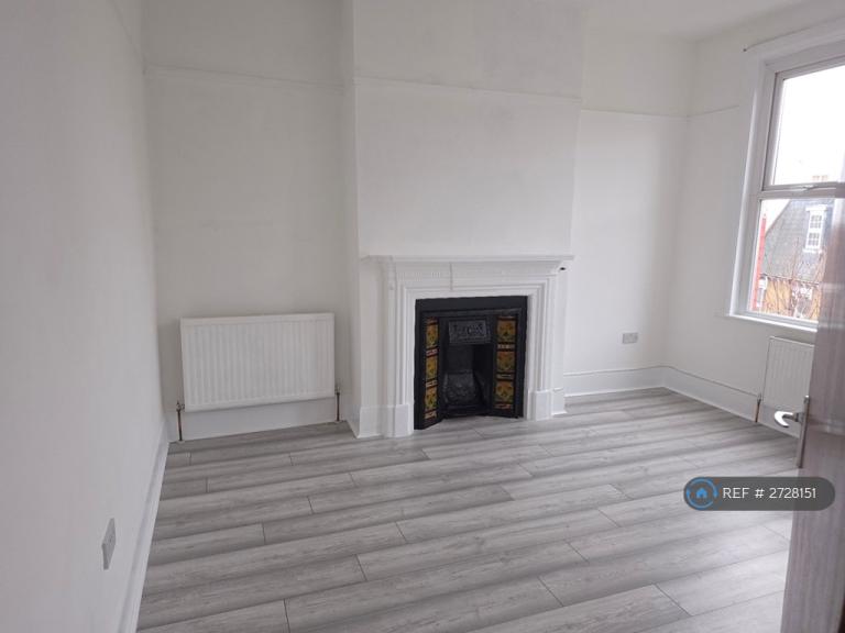 2 bedroom flat in Wimbledon Park, London, SW19 (2 bed) (#2728151)
