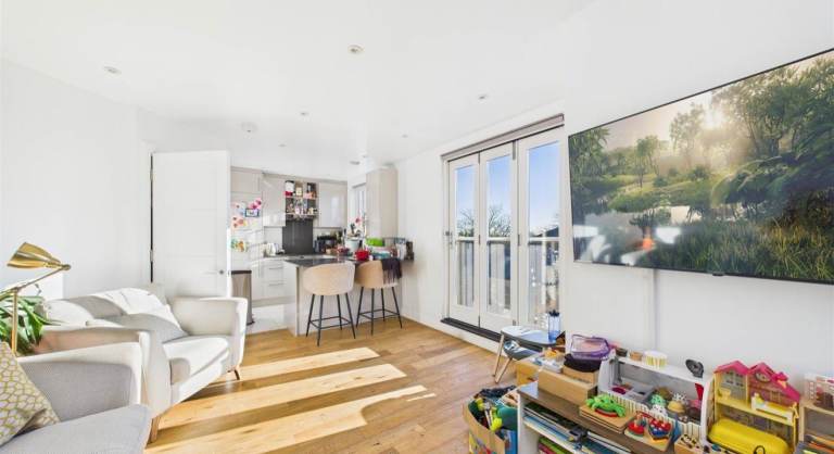 2 bedroom Immaculate Flat for rent 