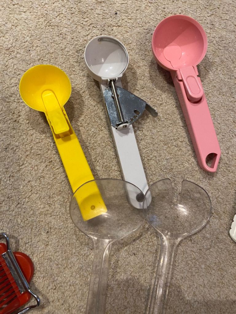Kitchen spoons, scoops, pizza cutter, salad spoon and fork etc