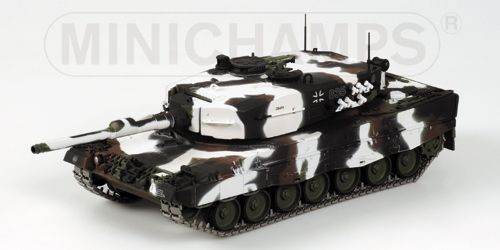 Minichamps 1:35 scale diecast model tank - Heer Leopard 2A4 winter camo - as new