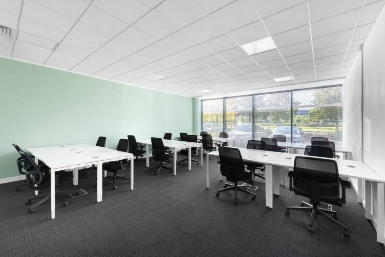 Manchester - M22 5TG \ Office Space for Rent with 5 Desks