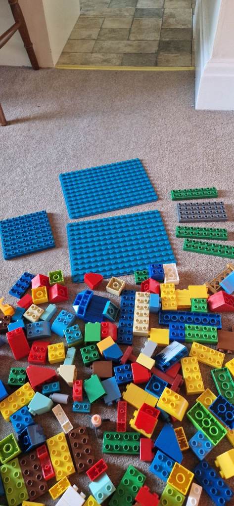 PLASTIC BUILDING BRICKS. No 2. EXCELLENT CONDITION.