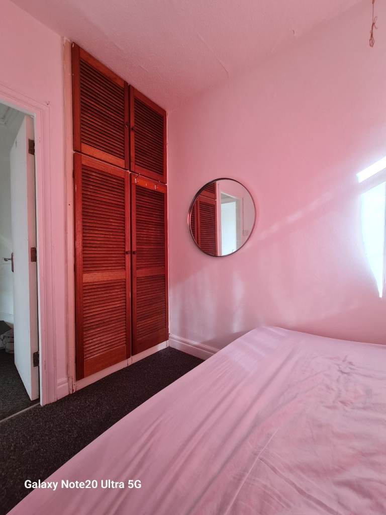 Single room available to rent