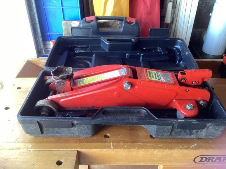2 Tonne car jack in case