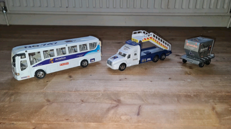 Set of 3 airport ground vehicles - toys - car bus truck